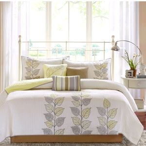 Quilt with two pillow shams kingsize/cal king